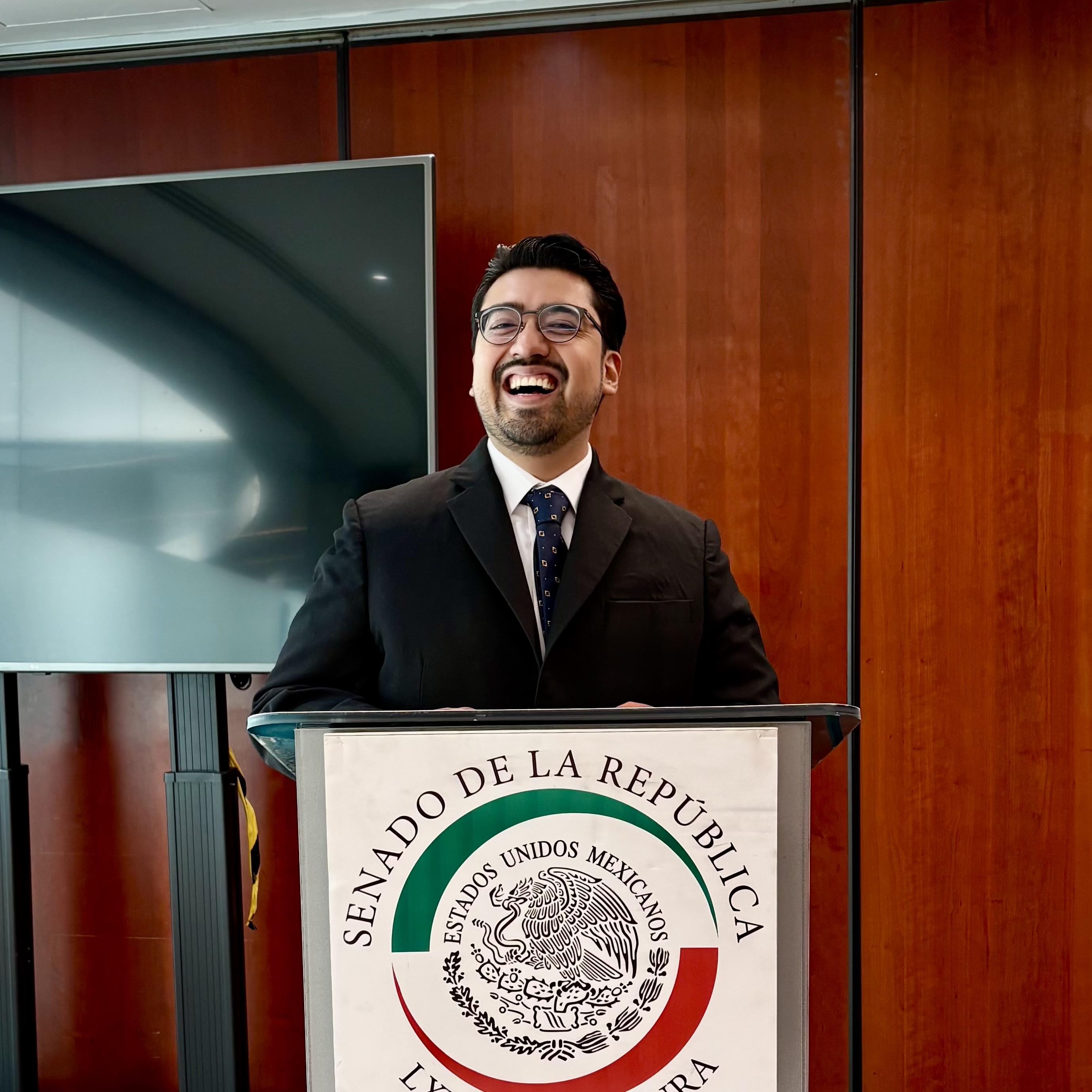 Angel Baez durante una intervención en el Senado de la República, Ciudad de México