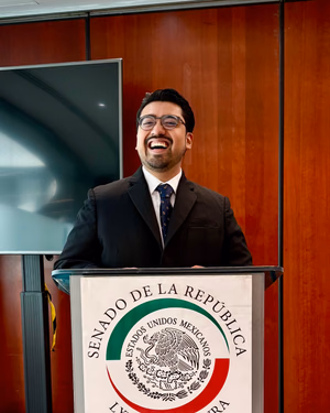 Angel Baez durante una intervención en el Senado de la República, Ciudad de México