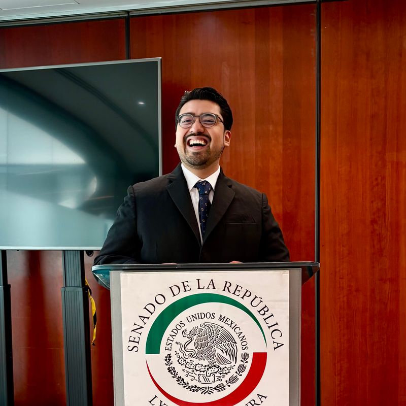 Angel Baez durante una intervención en el Senado de la República, Ciudad de México